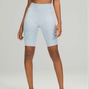 Lululemon Fast and Free Short 10"
City Grit White Blue Fog Size 14